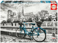 Vélo B&W près de Notre Dame