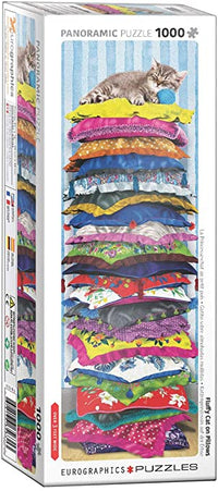 Kitty moelleux sur des oreillers (panoramique)