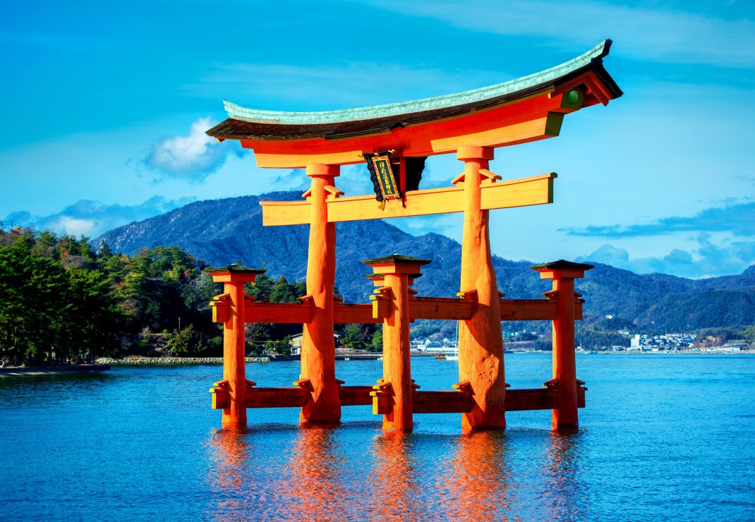 The torii of Itsukushima Shrine (1500pcs)